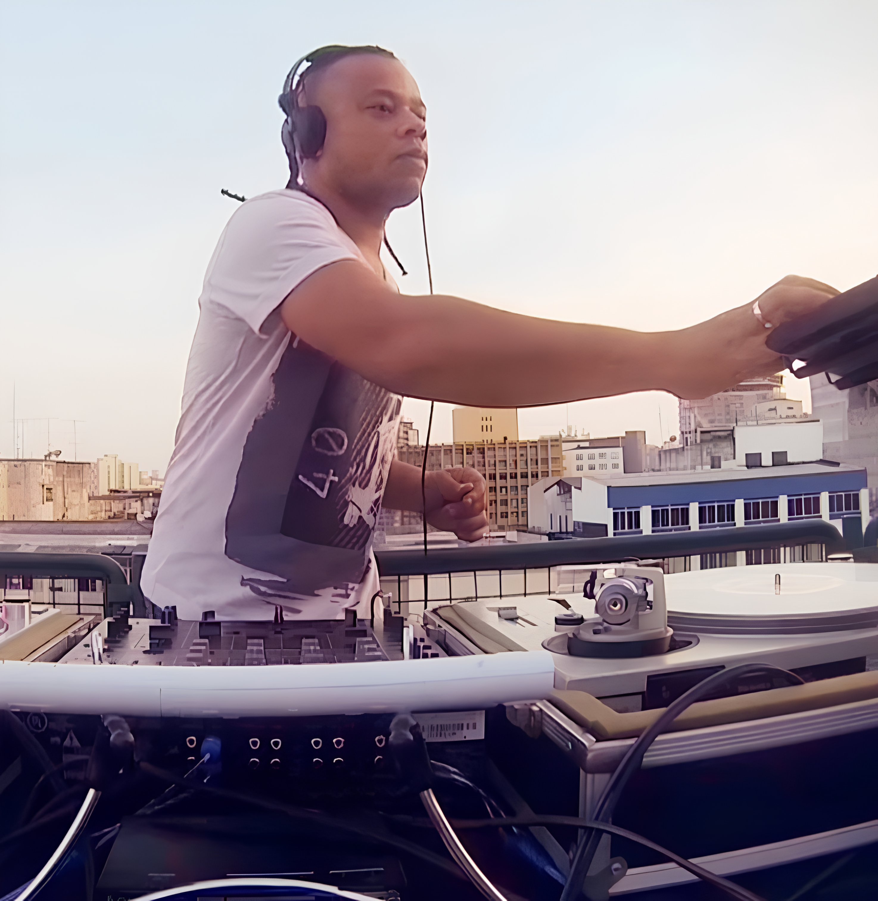DJ Henry Jay no telhado